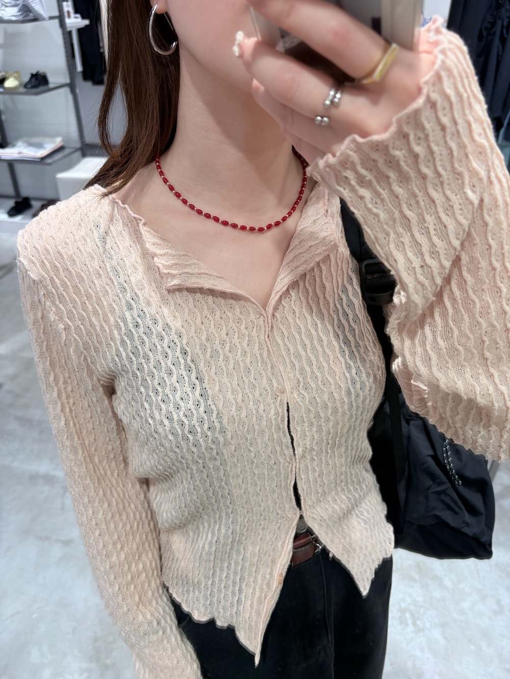 ピンク系のTシャツ/カットソー、ブラック系のスカート、ブラック系のバックパック/リュックを着用したレディースの春コーディネートの5枚目の写真