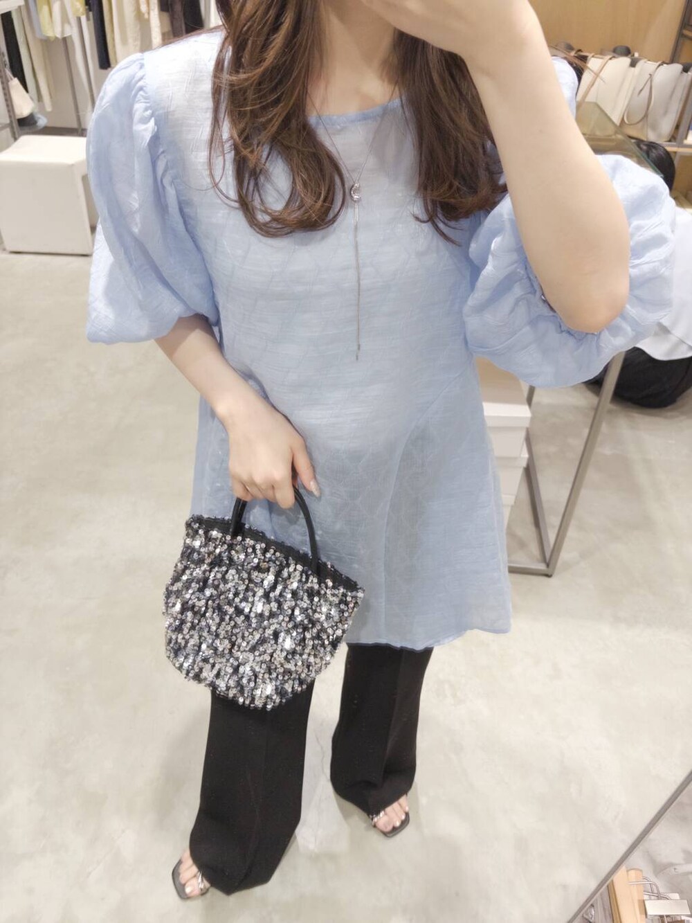 シルバー系のショルダーバッグ、ブラック系のサンダル、ブラック系のその他パンツを着用したレディースの夏コーディネートの4枚目の写真