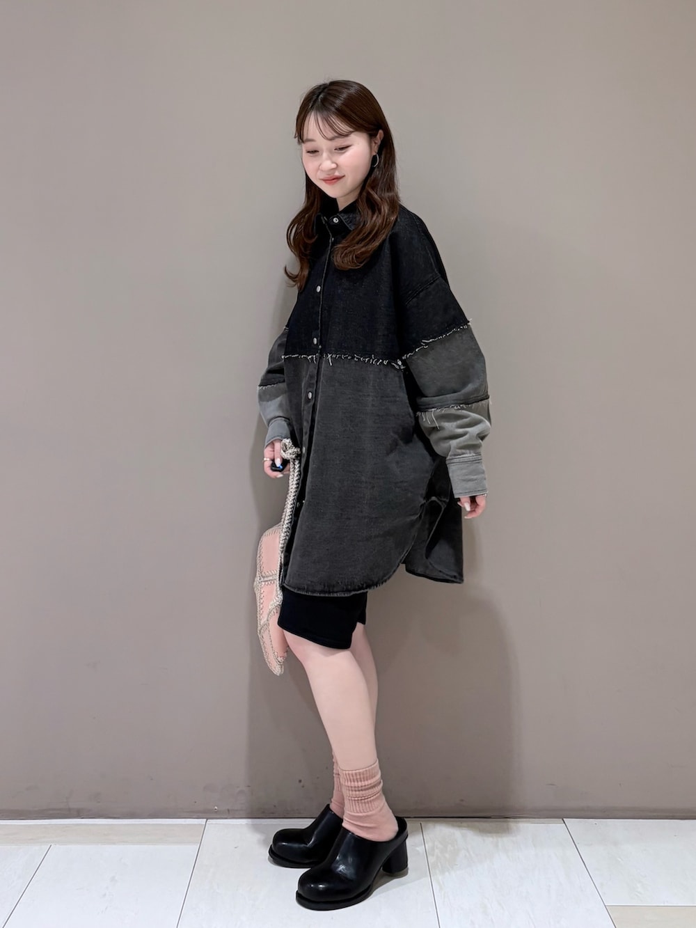 グレー系のシャツ/ブラウス、ブラック系のサンダル、ブラック系のその他パンツを着用したレディースの冬コーディネートの2枚目の写真