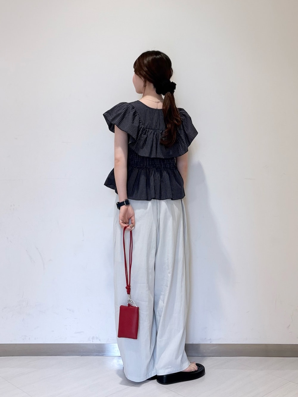 ブルー系のシャツ/ブラウス、ブルー系のその他パンツ、ブラック系のサンダルを着用したレディースの夏コーディネートの3枚目の写真