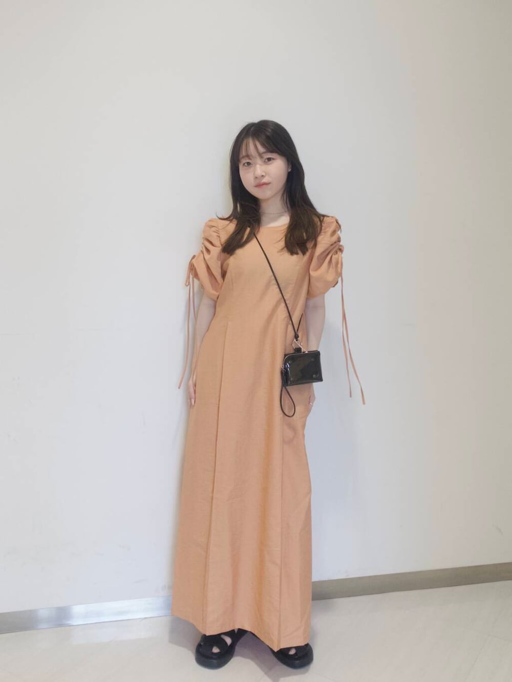 「KBF、newarrival、休日スタイル、低身長コーデ、旅行コーデ、春カラーコーデ、初夏のお出かけコーデ」｜「KBFのポーチ付きウォレット（財布、ブラック系）」を使った、さやかさん（レディース・152cm）の春コーディネートの2枚目の写真
