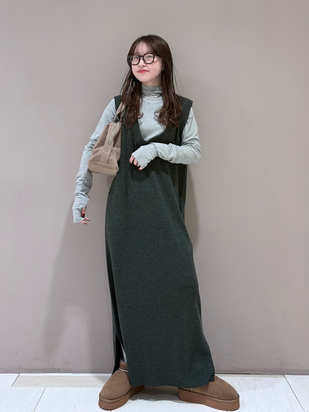 グレー系のTシャツ/カットソー、グレー系のワンピース、ベージュ系のボストンバッグを着用したレディースの冬コーディネートの2枚目の写真