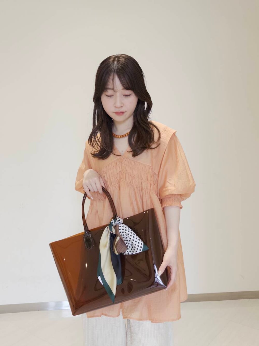 「KBF、春コーデ、newarrival、休日スタイル、低身長コーデ、ラフコーデ、サンダルコーデ、シアートップス、お出かけコーデ、ワンピースコーデ、おでかけコーデ、スカーフコーデ、旅行コーデ、骨格ウェーブ、春カラーコーデ」｜「SMELLYのアソートパターンスカーフ（バンダナ/スカーフ、グリーン系）」を使った、さやかさん（レディース・152cm）の夏コーディネートの4枚目の写真