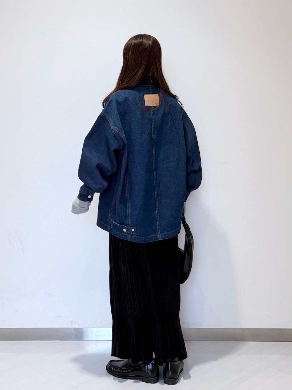 ブルー系のブルゾン、ブラック系のワンピース、ブラック系のその他シューズを着用したレディースの秋コーディネートの2枚目の写真