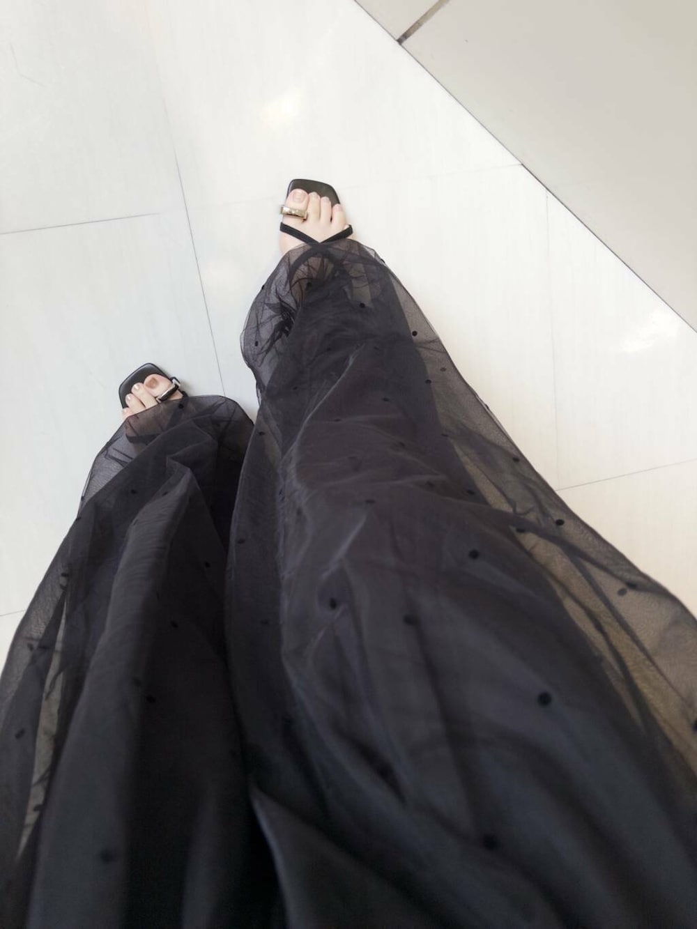 ブラック系のショルダーバッグ、ブラック系のその他パンツ、ブラック系のサンダルを着用したレディースの夏コーディネートの5枚目の写真