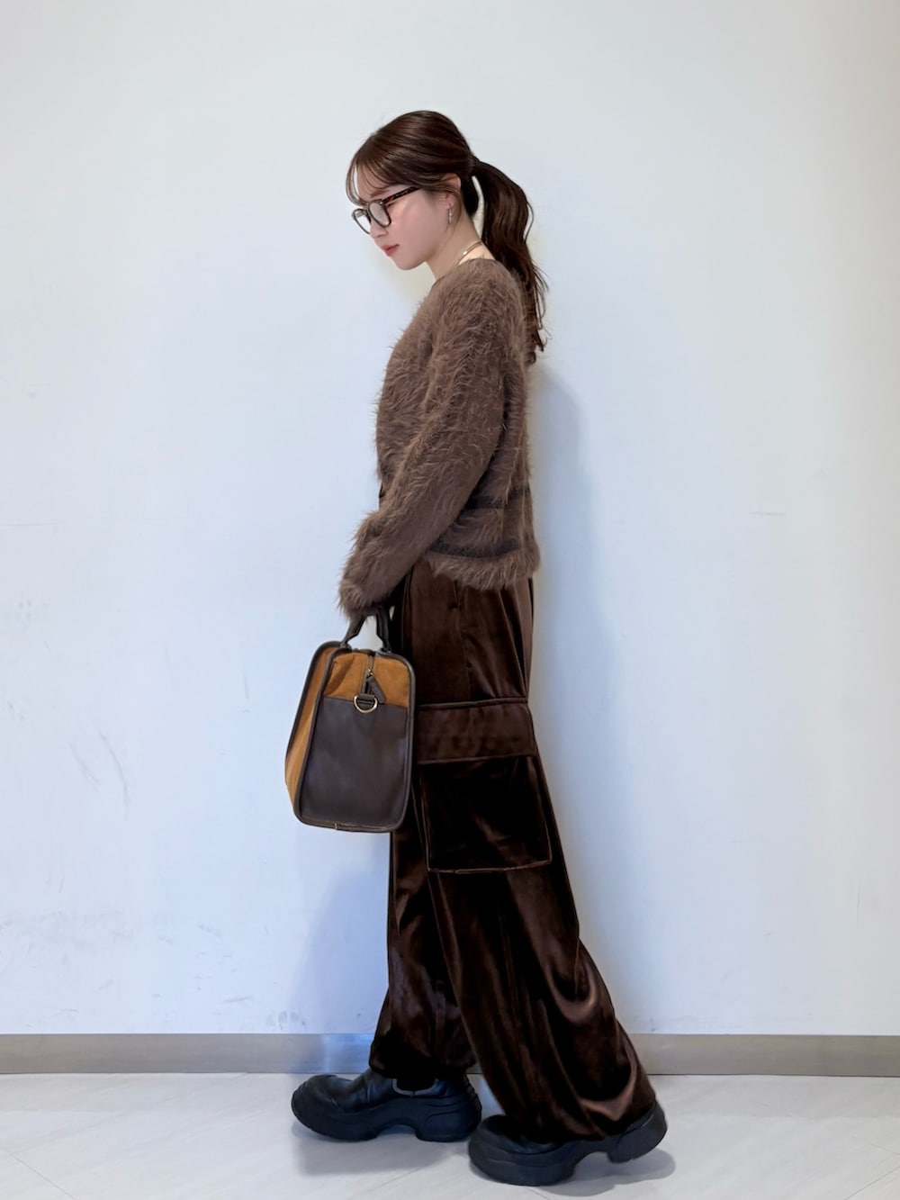 ブラウン系のその他パンツ、ブラウン系のニット/セーター、イエロー系のボストンバッグを着用したレディースの秋コーディネートの2枚目の写真