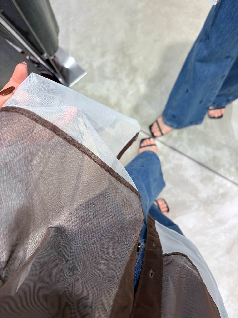 ブルー系のサンダル、ブラック系のキャミソール、ブラウン系のボストンバッグを着用したレディースの夏コーディネートの5枚目の写真