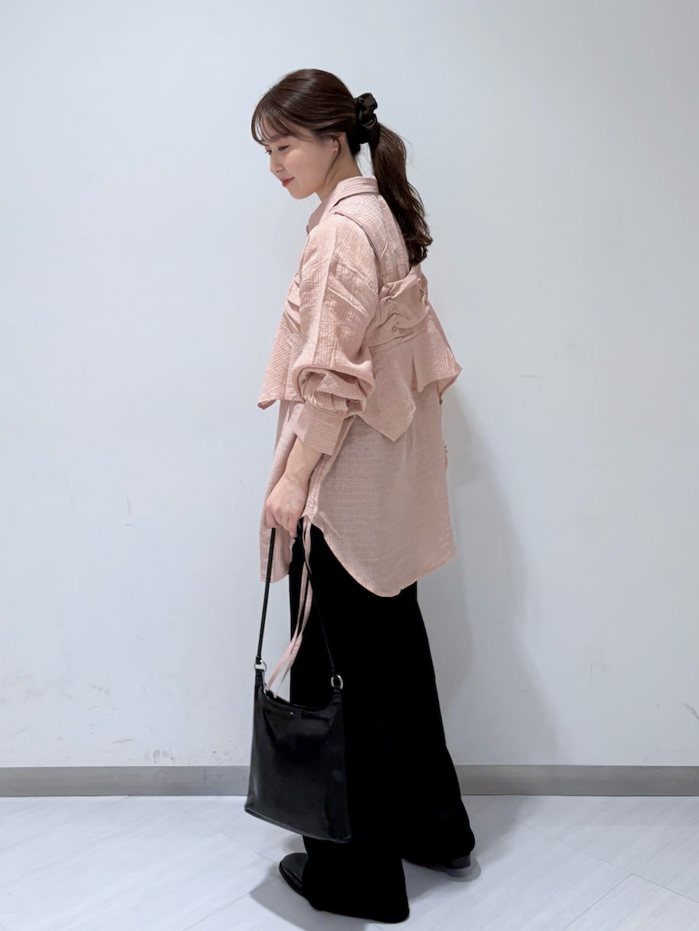 ピンク系のシャツ/ブラウス、ブラック系のその他パンツ、ブラック系のローファーを着用したレディースの秋コーディネートの3枚目の写真
