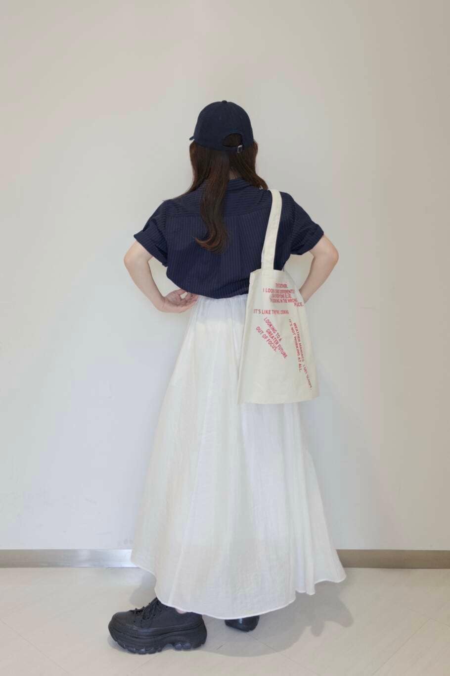 「ストライプシャツ、フレアスカート、ロングスカート、KBF、休日スタイル、低身長コーデ、おでかけコーデ、キャップコーデ、シャツが主役の夏コーデ」｜「RODE SKOのPas De DANSE　Letter ToteBag（トートバッグ、ホワイト系）」を使った、さやかさん（レディース・152cm）の夏コーディネートの3枚目の写真