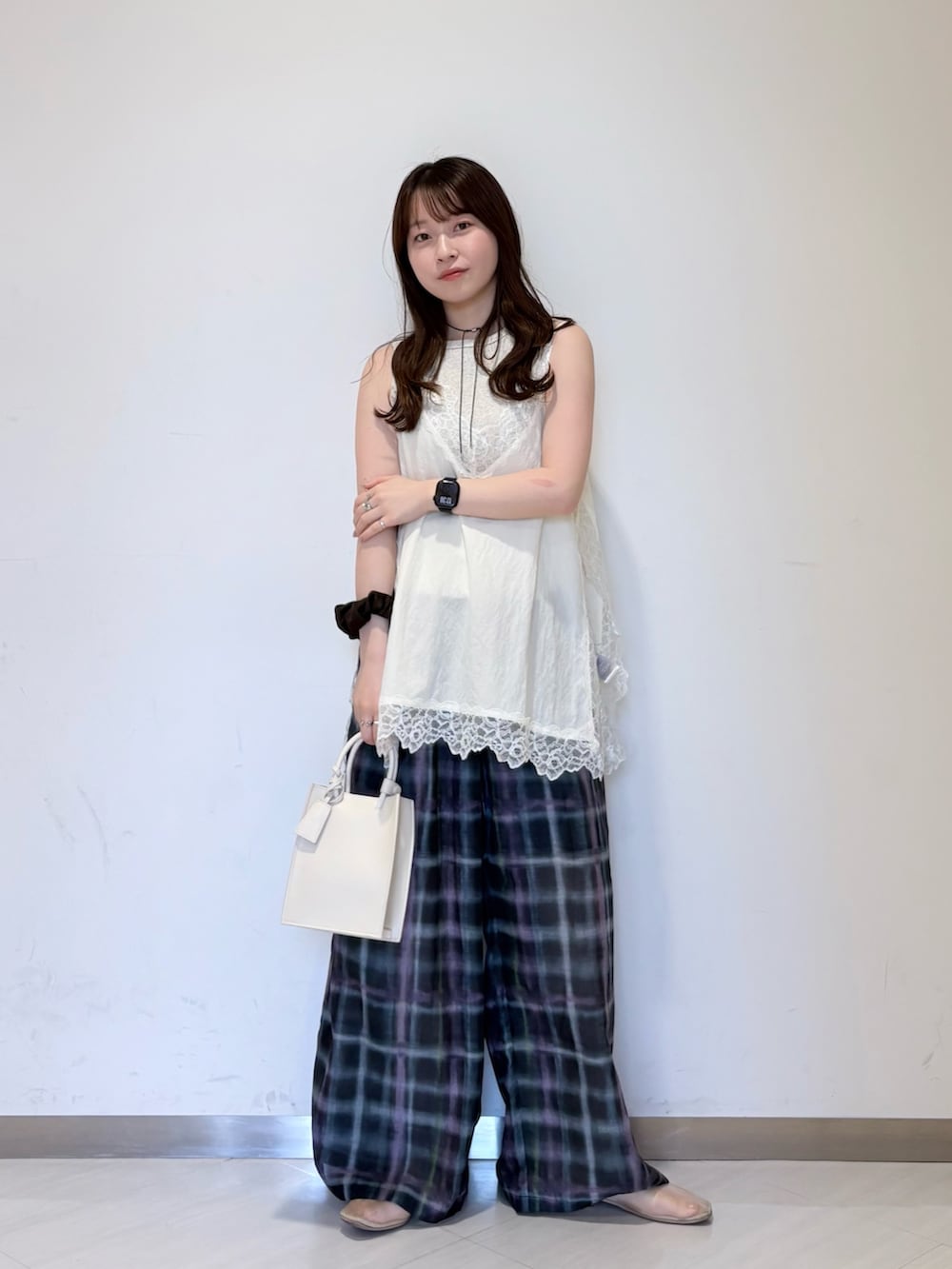 グリーン系のその他パンツ、ホワイト系のハンドバッグ、ホワイト系のキャミソールを着用したレディースの春コーディネートの4枚目の写真