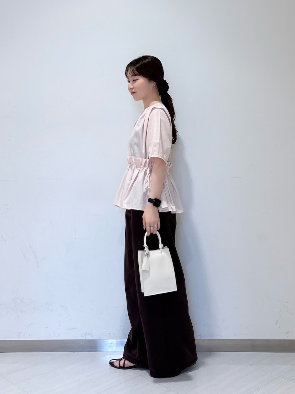 ピンク系のシャツ/ブラウス、ブラウン系のサンダル、ブラウン系のその他パンツを着用したレディースの夏コーディネートの2枚目の写真