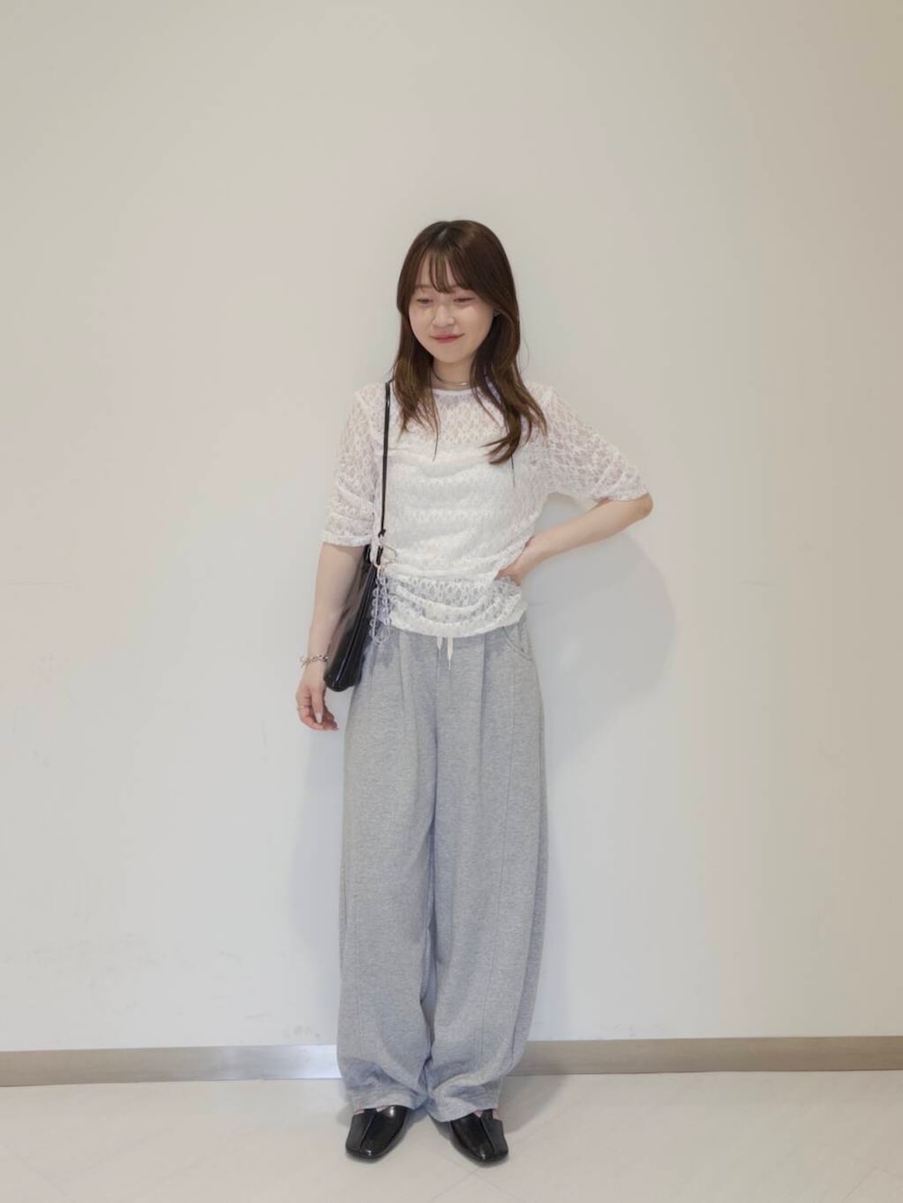 「KBF、春コーデ、newarrival、休日スタイル、低身長コーデ、ラフコーデ、シアートップス、レーストップス、おでかけコーデ、骨格ウェーブ、春カラーコーデ、シャーリングトップス、スウェットパンツコーデ、ブルベ夏コーデ」｜「KBFのクリアボールチャーム（キーホルダー、その他）」を使った、さやかさん（レディース・152cm）の春コーディネートの2枚目の写真