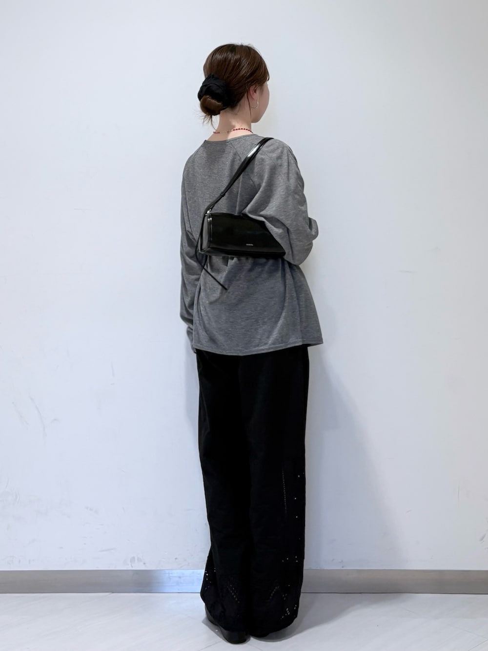 ブラック系のその他パンツ、グレー系のTシャツ/カットソー、ブラック系のショルダーバッグを着用したレディースの春コーディネートの3枚目の写真