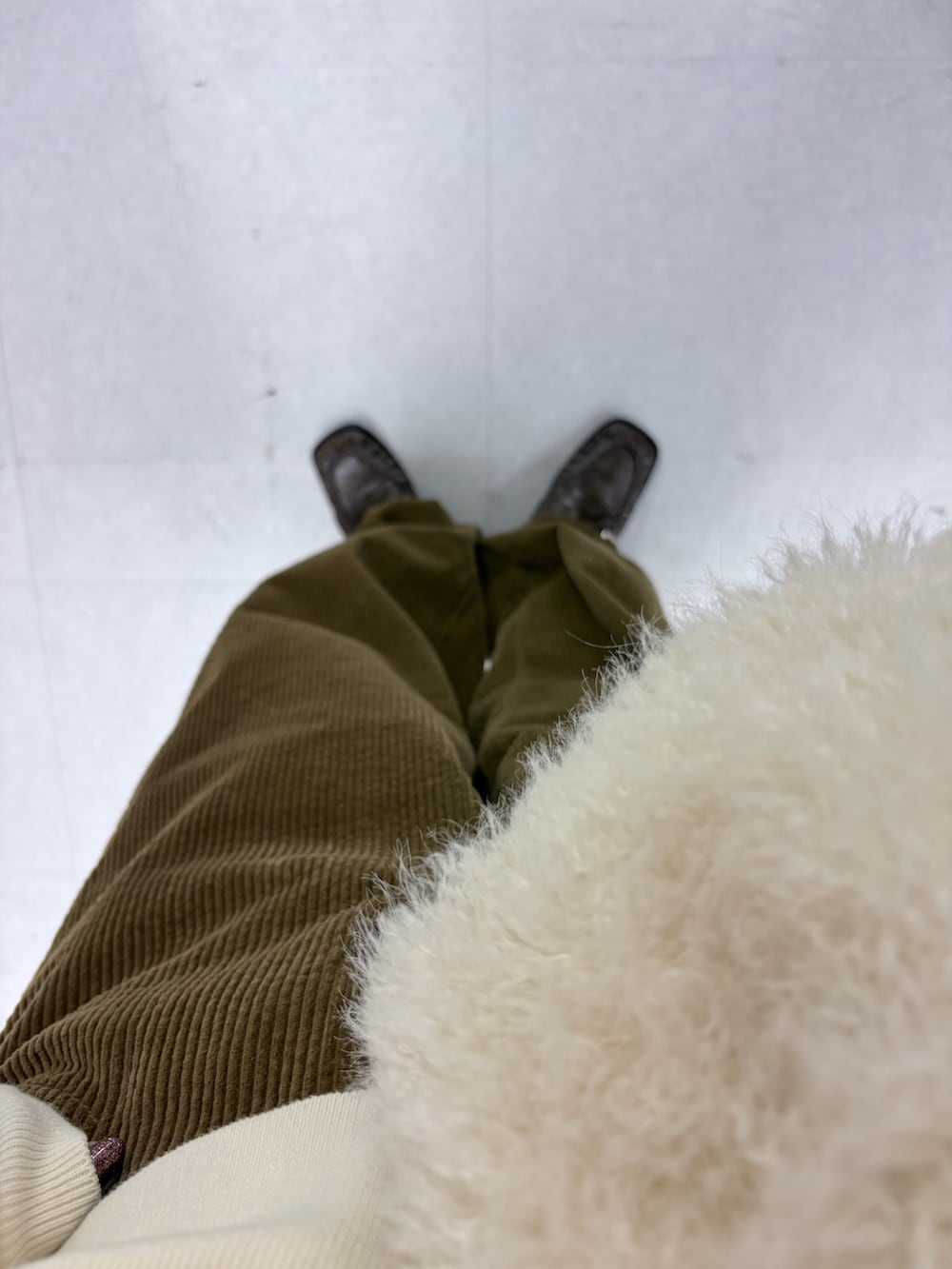 ホワイト系のニット/セーター、ブラウン系のその他パンツ、ブラウン系のローファーを着用したレディースの秋コーディネートの5枚目の写真