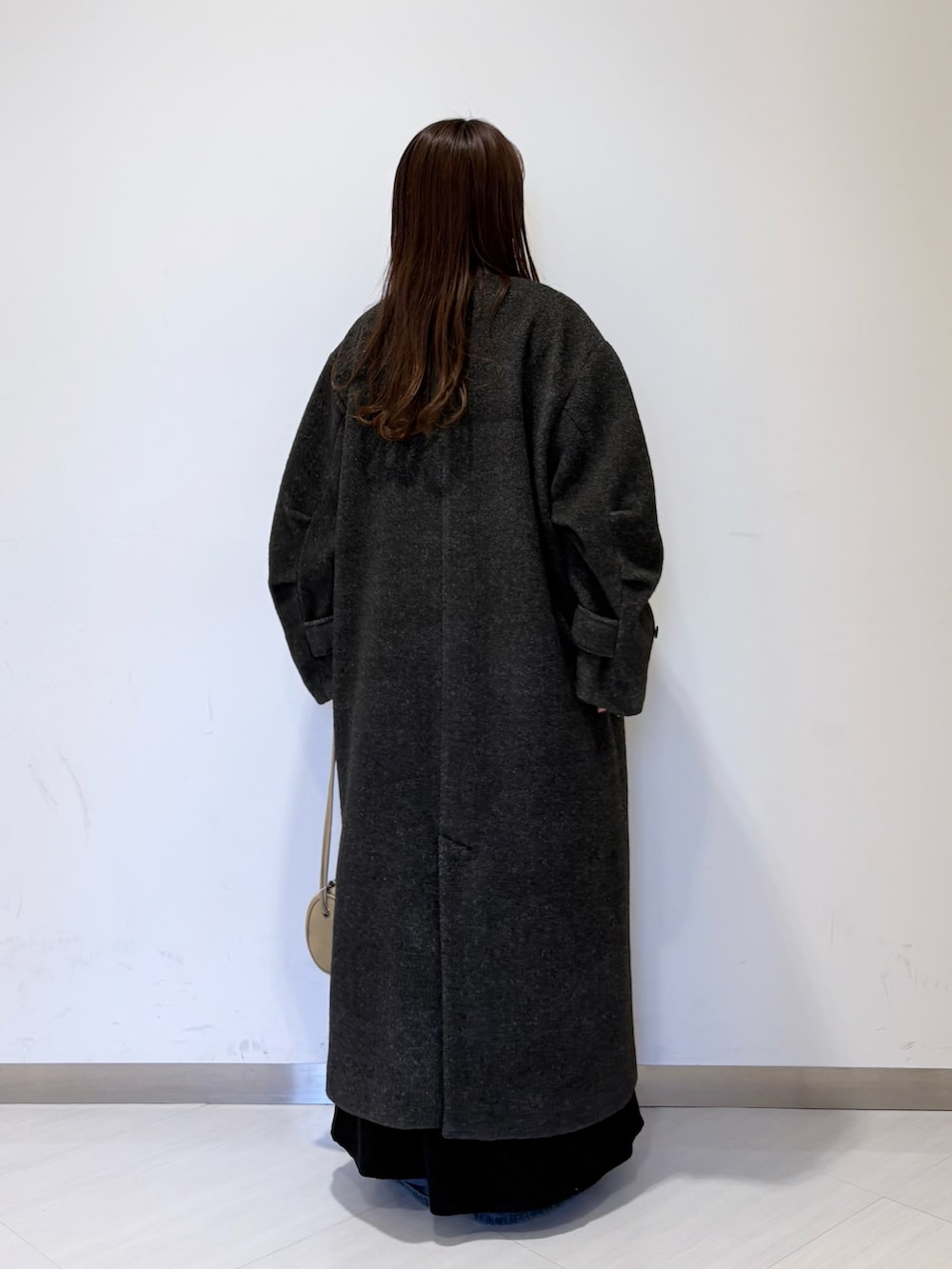 グレー系のその他アウター、グレー系のTシャツ/カットソー、ブラック系のワンピースを着用したレディースの冬コーディネートの3枚目の写真