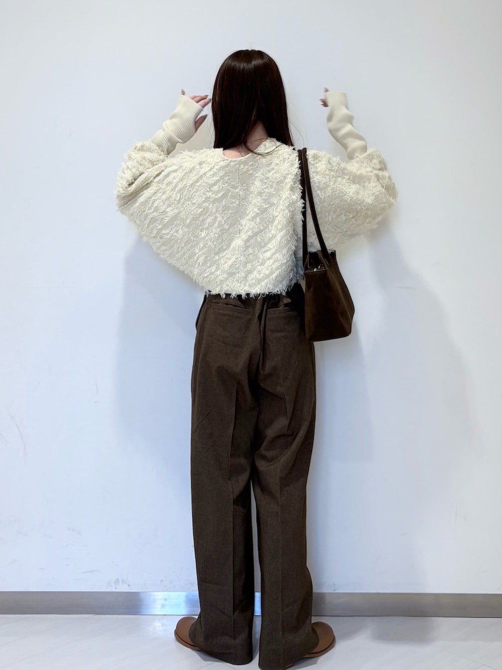 ホワイト系のカーディガン/ボレロ、ブラウン系のその他パンツ、ブラウン系のボストンバッグを着用したレディースの冬コーディネートの3枚目の写真