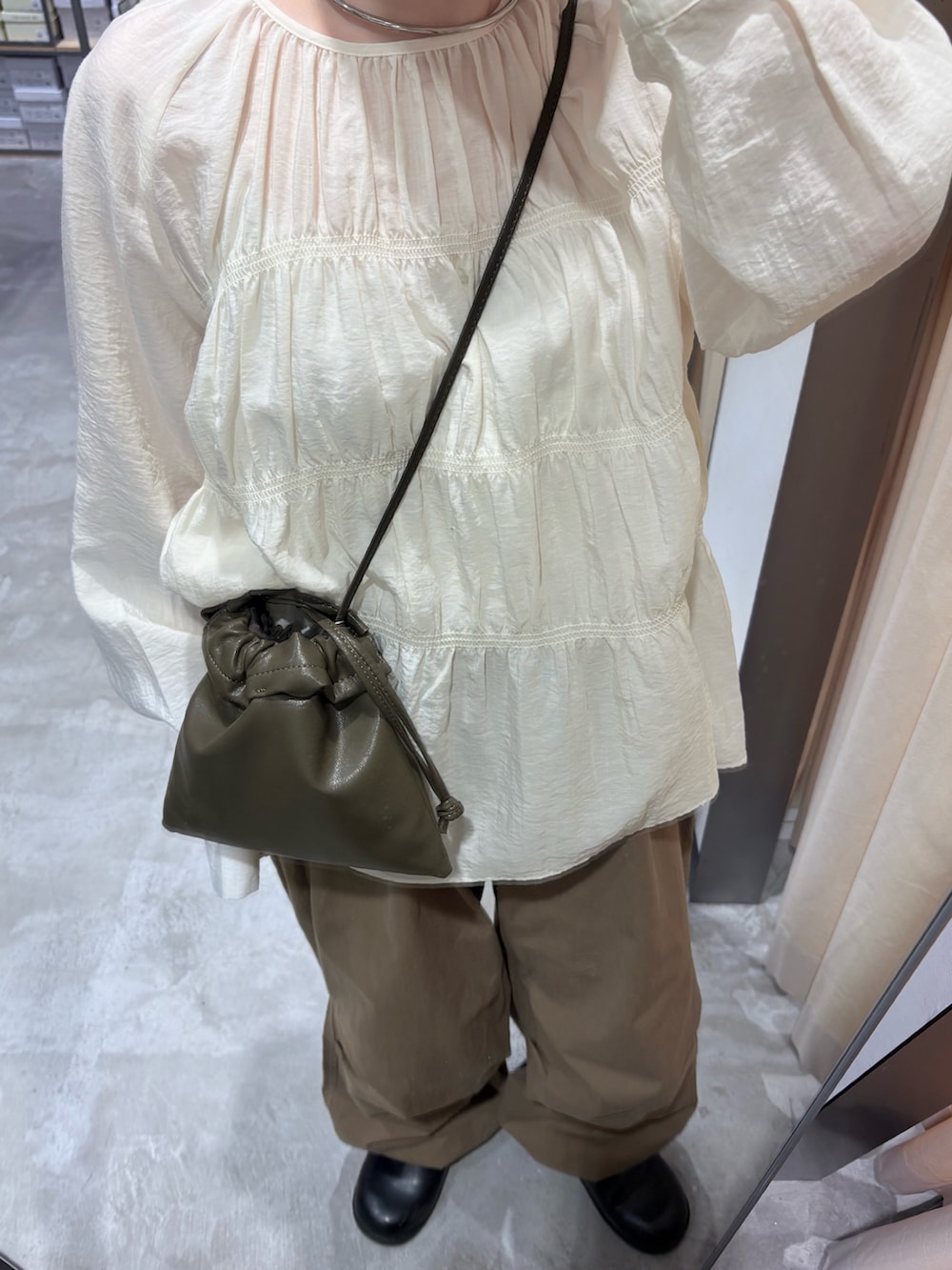 ホワイト系のシャツ/ブラウス、グリーン系のショルダーバッグ、グリーン系のその他パンツを着用したレディースの春コーディネートの4枚目の写真