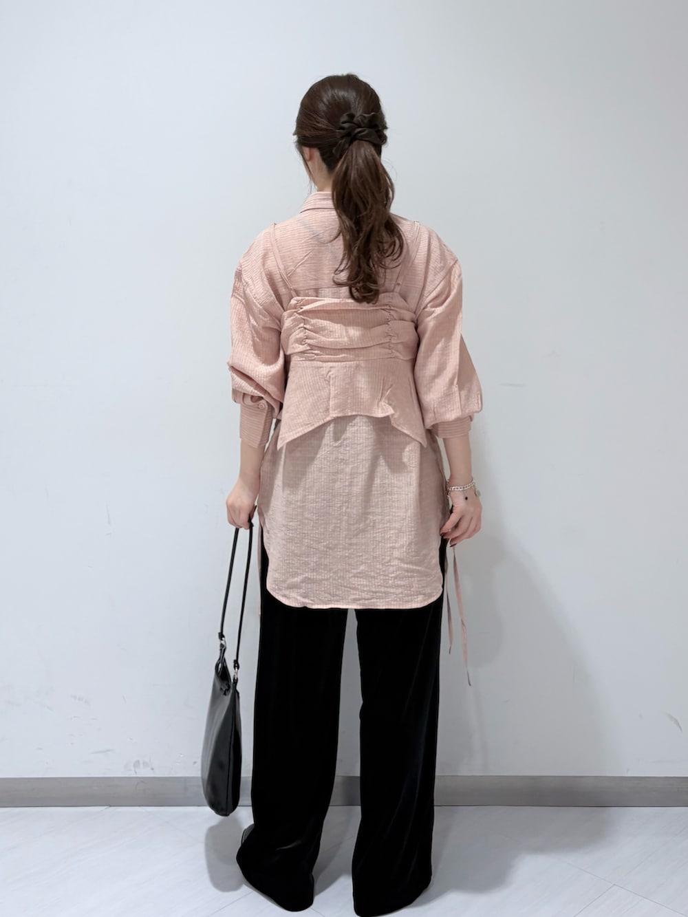 ピンク系のシャツ/ブラウス、ブラック系のその他パンツ、ブラック系のローファーを着用したレディースの秋コーディネートの4枚目の写真