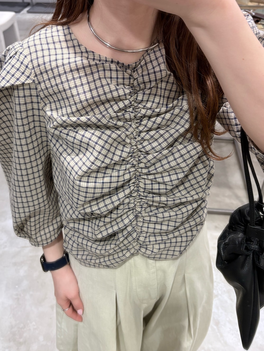 ホワイト系のその他パンツ、ブラック系のその他シューズ、ブラック系のショルダーバッグを着用したレディースの春コーディネートの4枚目の写真