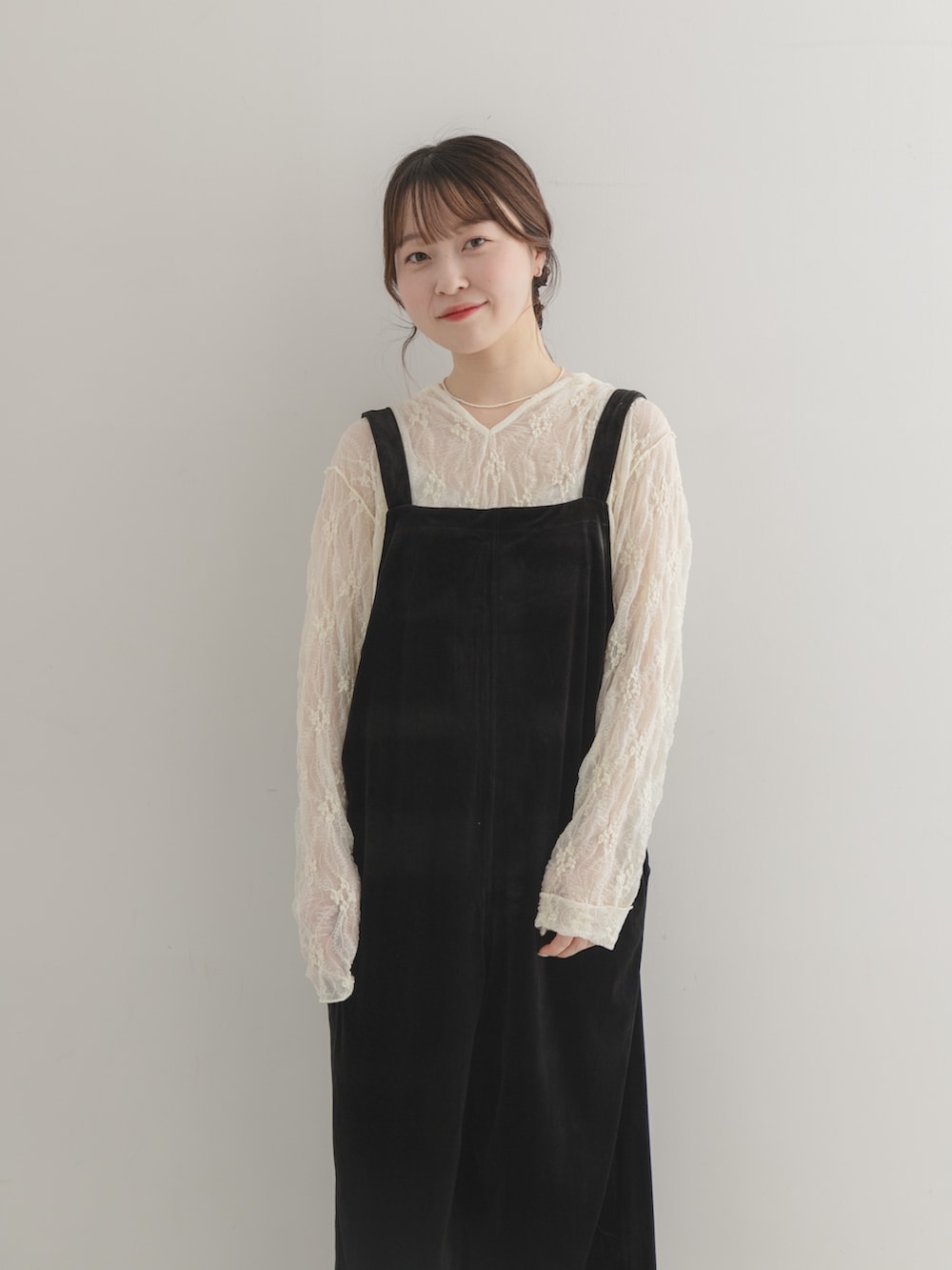ブラック系のその他パンツ、ホワイト系のTシャツ/カットソーを着用したレディースの夏コーディネートの3枚目の写真