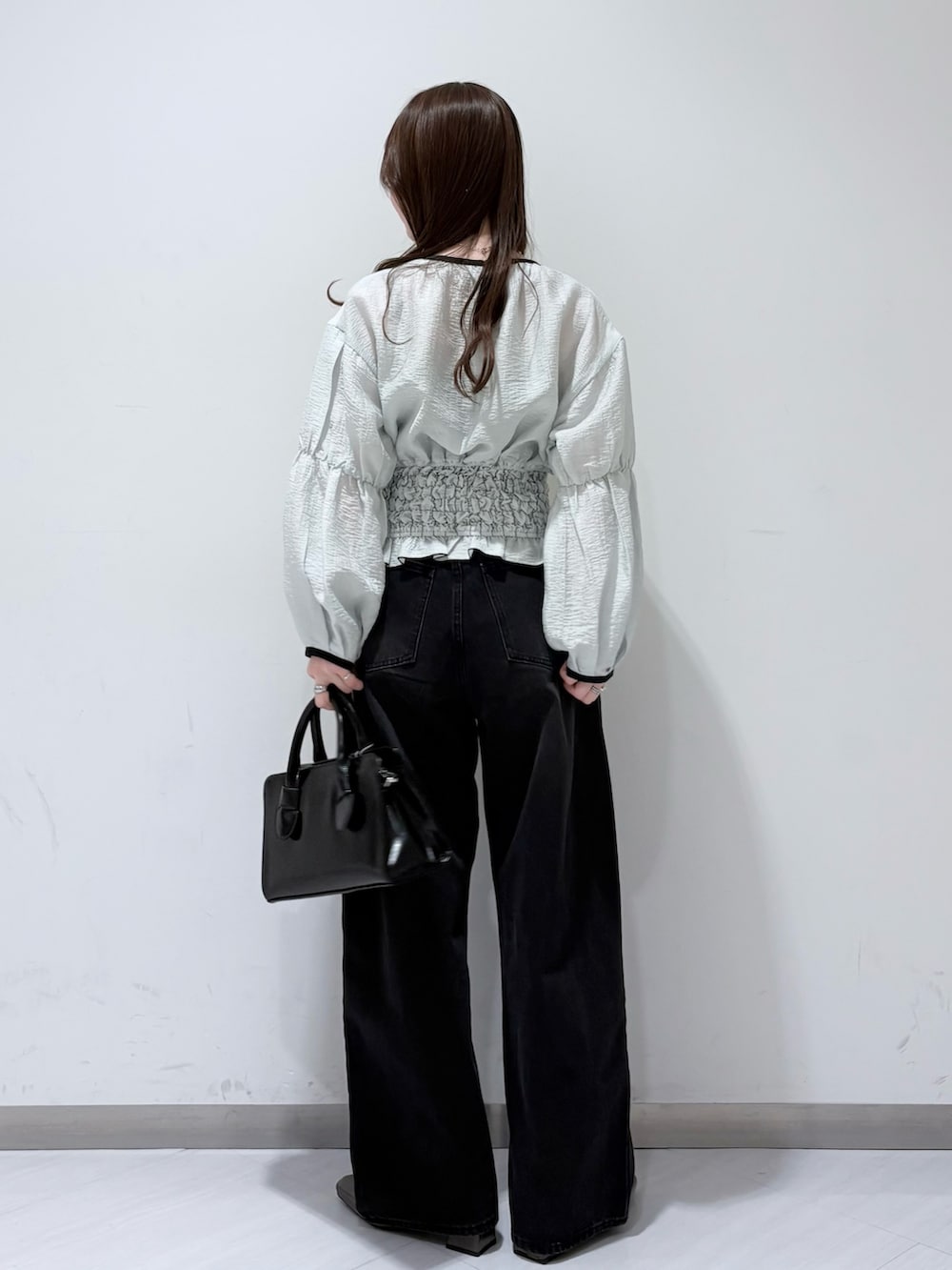 ブルー系のシャツ/ブラウス、グリーン系のパンプス、ブラック系のデニムパンツを着用したレディースの春コーディネートの3枚目の写真