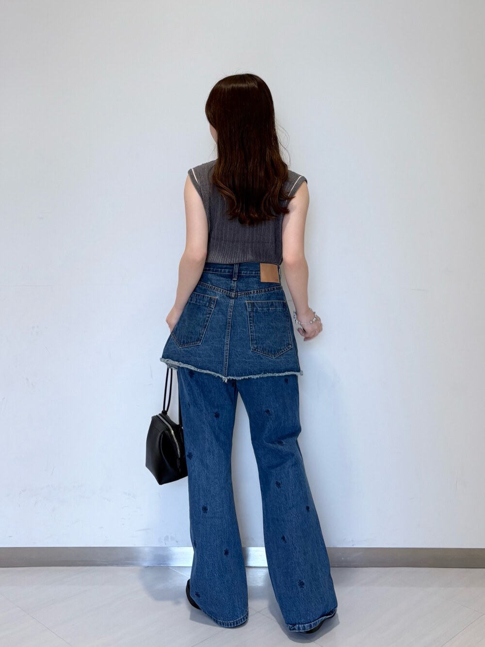 ブルー系のスカート、ブルー系のデニムパンツ、グレー系のニット/セーターを着用したレディースの夏コーディネートの3枚目の写真