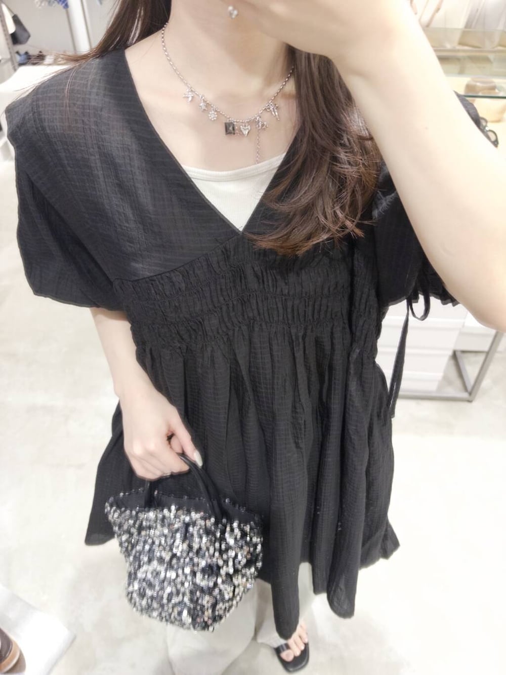 「KBF、春コーデ、夏コーデ、newarrival、デニムコーデ、休日スタイル、低身長コーデ、ラフコーデ、サンダルコーデ、シアートップス、お出かけコーデ、おでかけコーデ、旅行コーデ、シャーリングトップス、初夏のお出かけコーデ」｜「RODE SKOのチェーン付きスパンコールバッグ（ショルダーバッグ、シルバー系）」を使った、さやかさん（レディース・152cm）の夏コーディネートの4枚目の写真