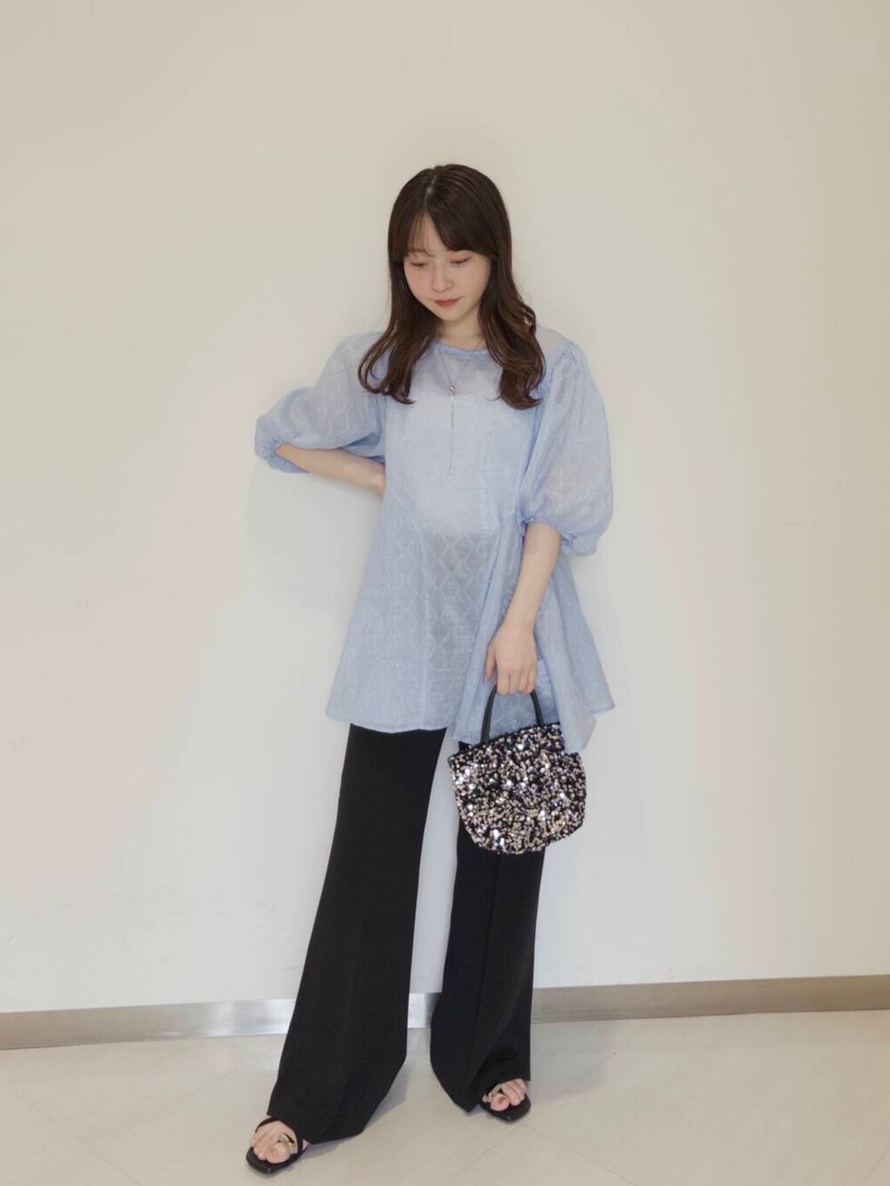 シルバー系のショルダーバッグ、ブラック系のサンダル、ブラック系のその他パンツを着用したレディースの夏コーディネートの2枚目の写真