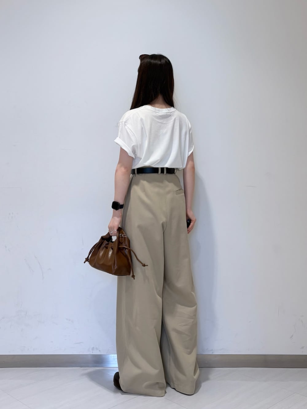 ホワイト系のTシャツ/カットソー、ベージュ系のその他パンツ、ブラウン系のその他シューズを着用したレディースの夏コーディネートの3枚目の写真