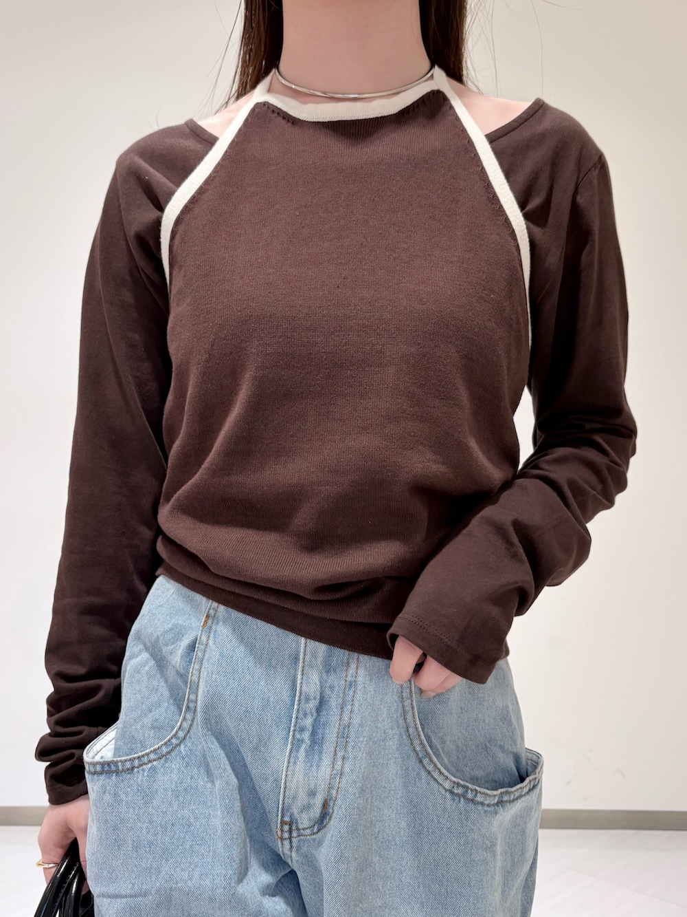 ブラウン系のTシャツ/カットソー、ブルー系のデニムパンツ、ブラック系のボストンバッグを着用したレディースの春コーディネートの5枚目の写真