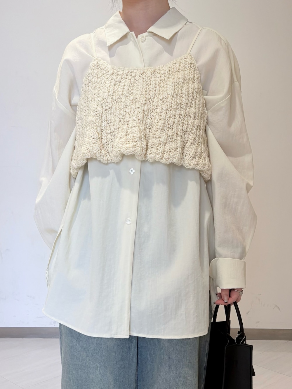 ホワイト系のシャツ/ブラウス、ブラック系のその他シューズ、ブラック系のハンドバッグを着用したレディースの春コーディネートの4枚目の写真