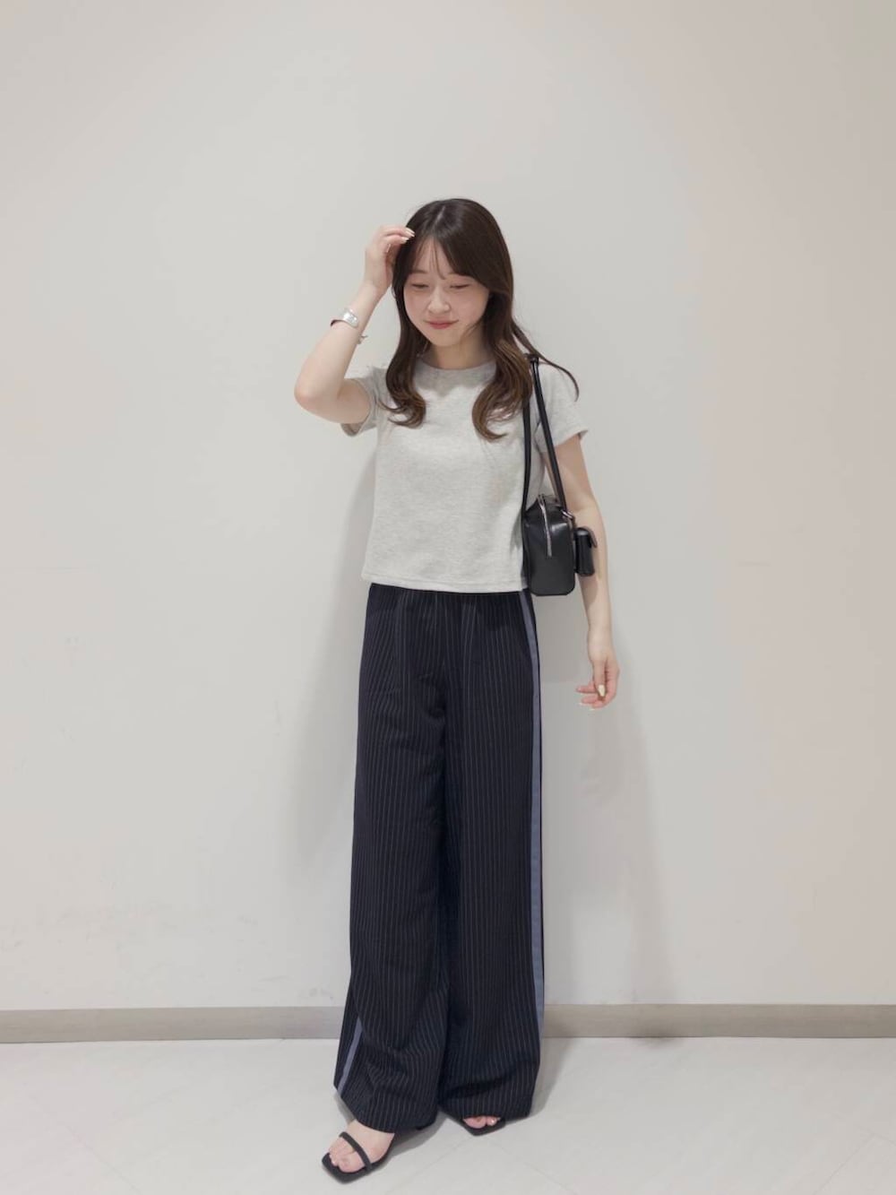 「KBF、ストライプパンツ、夏コーデ、newarrival、休日スタイル、低身長コーデ、ラフコーデ、ブルベ夏コーデ、酒落見えイージーパンツ×サンダル」｜「KBFのリップケース付きショルダーBAG（ショルダーバッグ、ブラック系）」を使った、さやかさん（レディース・152cm）の夏コーディネートの2枚目の写真