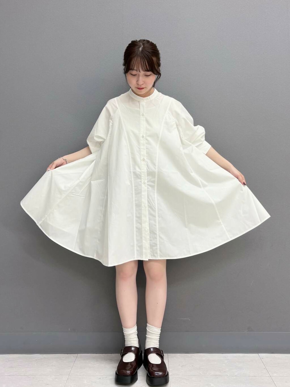 ブラウン系のその他パンツ、ブラウン系のスニーカー、ベージュ系のベストを着用したレディースの夏コーディネートの4枚目の写真