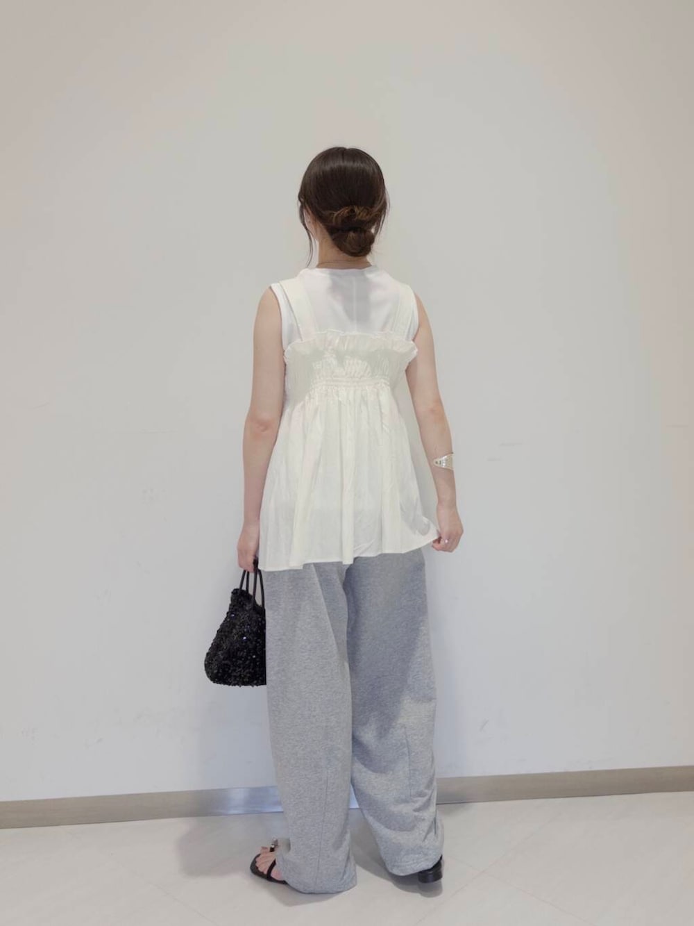 ブラック系のショルダーバッグ、グレー系のその他パンツ、ブラック系のサンダルを着用したレディースの夏コーディネートの3枚目の写真