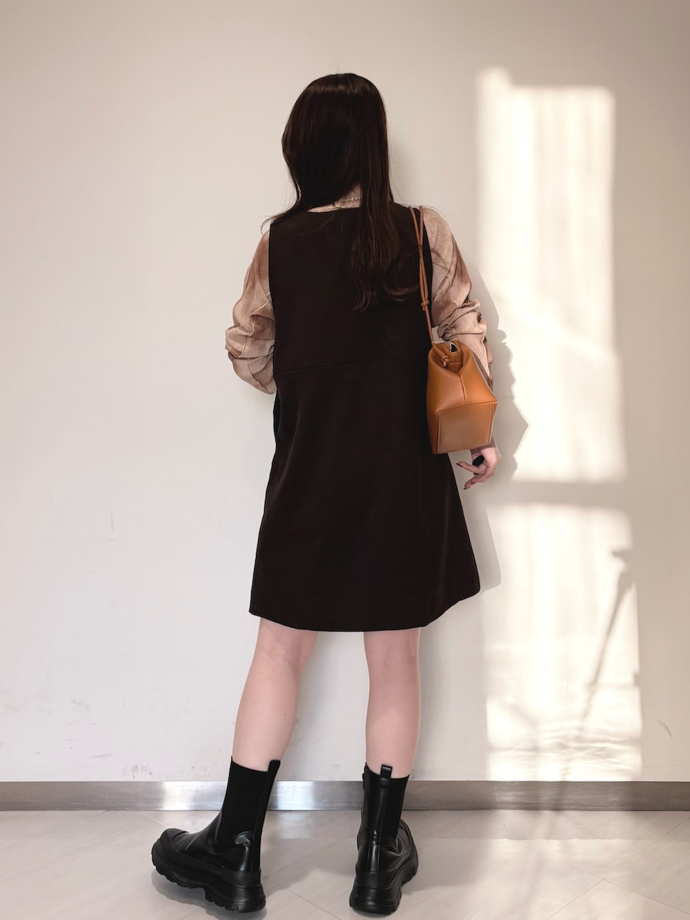 ブラウン系のワンピース、ブラウン系のその他パンツ、ブラック系のブーツを着用したレディースの秋コーディネートの2枚目の写真