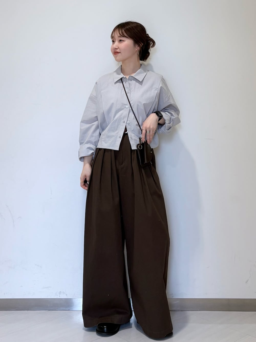 ブルー系のシャツ/ブラウス、ブラウン系のその他パンツ、ブラック系のサンダルを着用したレディースの春コーディネートの2枚目の写真