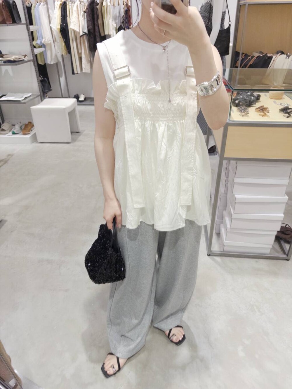 ブラック系のショルダーバッグ、グレー系のその他パンツ、ブラック系のサンダルを着用したレディースの夏コーディネートの4枚目の写真