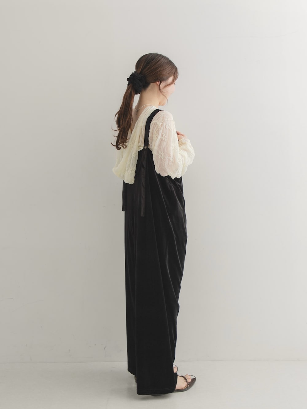 ブラック系のその他パンツ、ホワイト系のTシャツ/カットソーを着用したレディースの夏コーディネートの2枚目の写真
