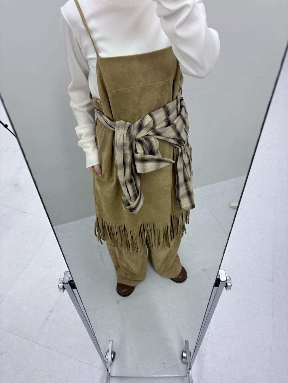ベージュ系のその他パンツ、ベージュ系のシャツ/ブラウス、ブラウン系のサンダルを着用したレディースの夏コーディネートの5枚目の写真