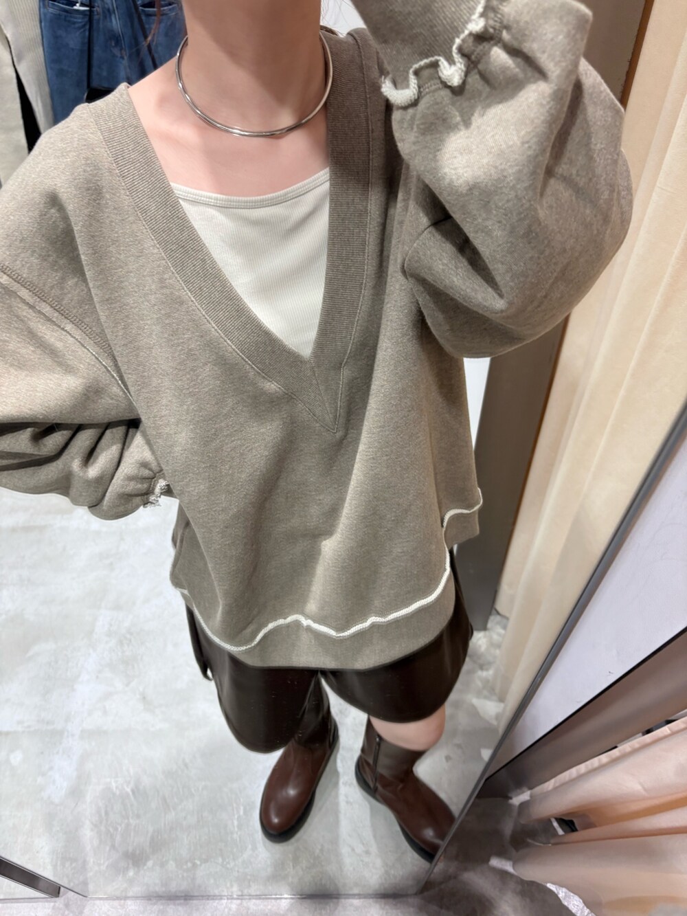 ブルー系のその他アウター、ベージュ系のTシャツ/カットソー、ブラウン系のその他パンツを着用したレディースの秋コーディネートの5枚目の写真