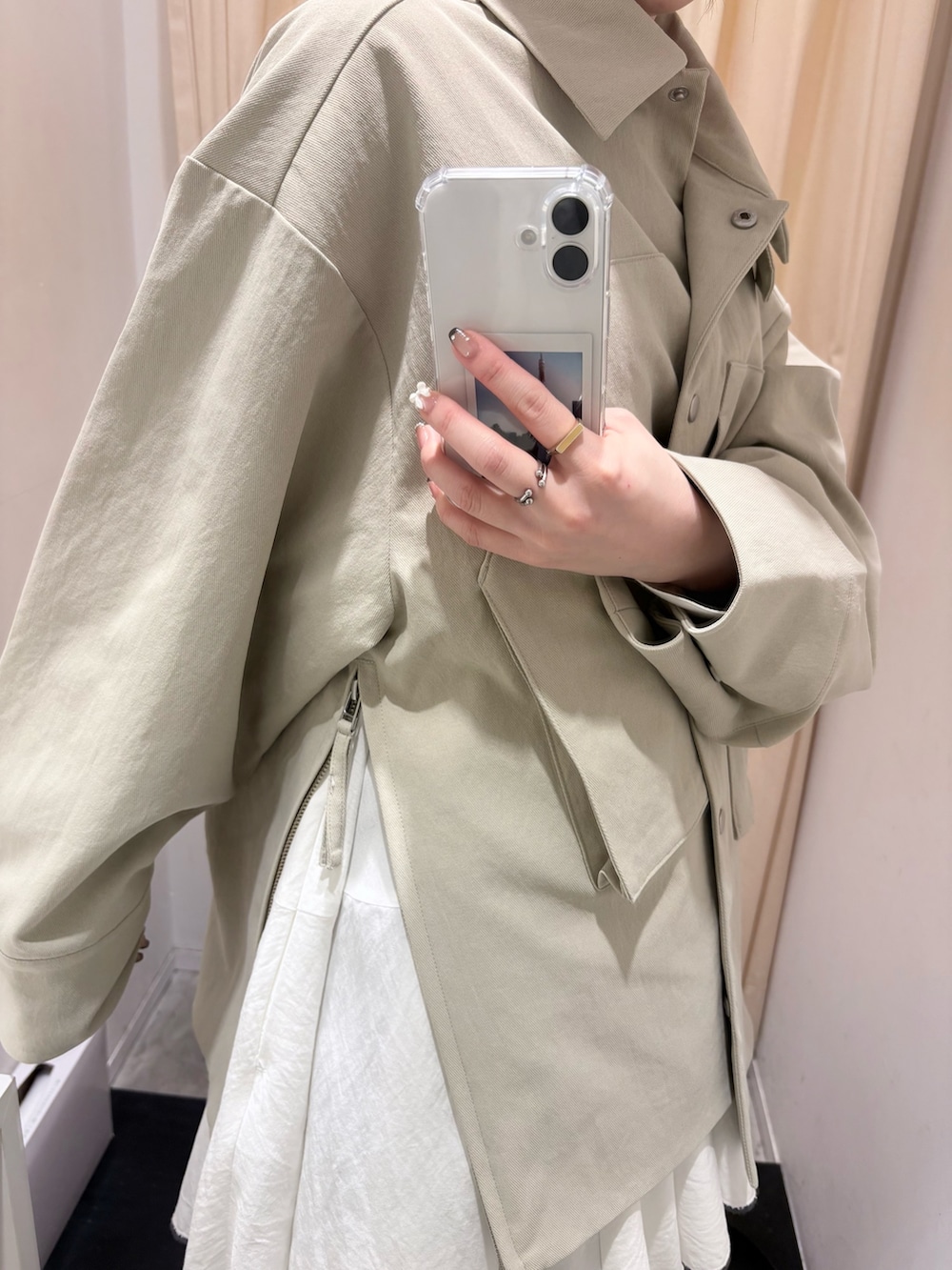 グリーン系のショルダーバッグ、ベージュ系のその他アウター、ホワイト系のワンピースを着用したレディースの春コーディネートの6枚目の写真