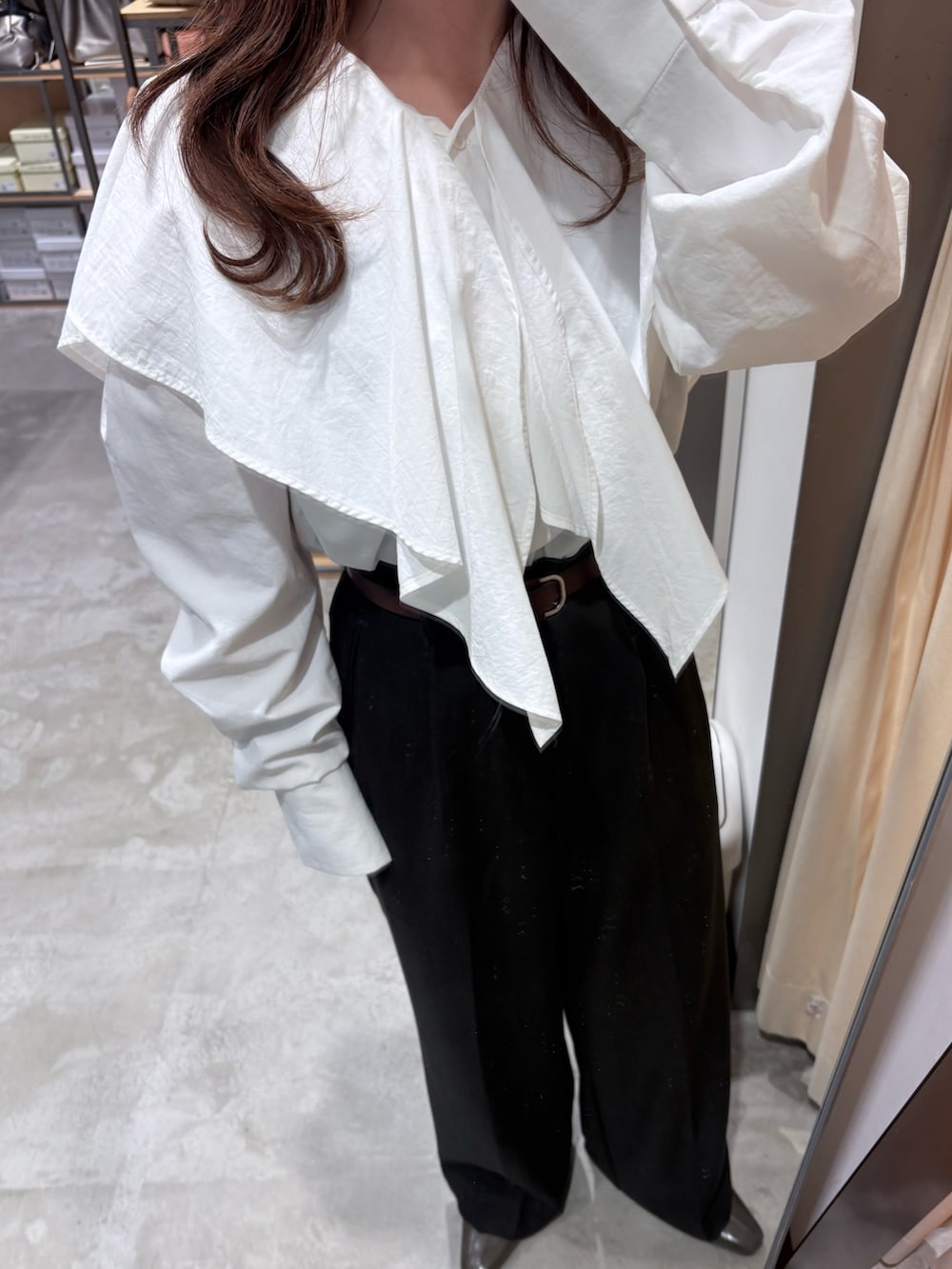 ホワイト系のシャツ/ブラウス、グリーン系のパンプス、グレー系のその他パンツを着用したレディースの春コーディネートの4枚目の写真