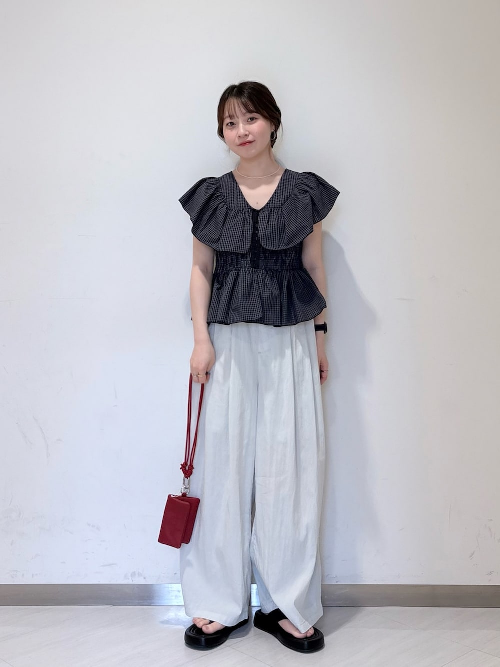 ブルー系のシャツ/ブラウス、ブルー系のその他パンツ、ブラック系のサンダルを着用したレディースの夏コーディネートの4枚目の写真