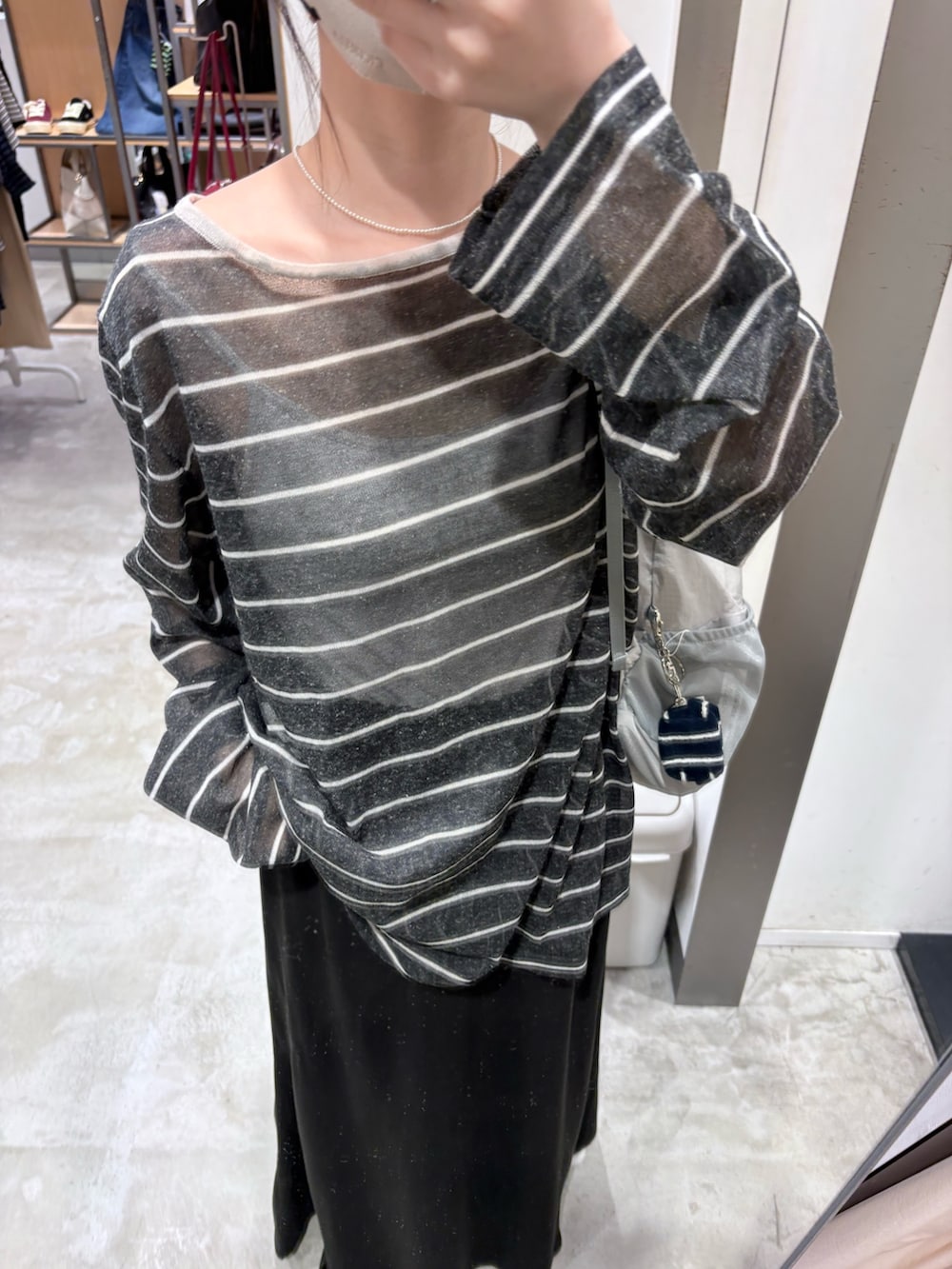 ブラック系のローファー、グレー系のバックパック/リュック、グレー系のニット/セーターを着用したレディースの夏コーディネートの4枚目の写真