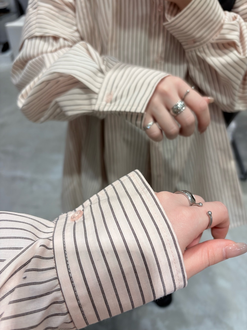 ピンク系のシャツ/ブラウス、ブラック系のショルダーバッグ、ブラック系のデニムパンツを着用したレディースの冬コーディネートの5枚目の写真