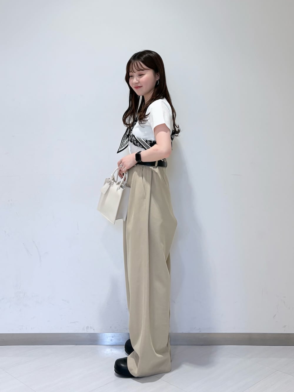 ホワイト系のTシャツ/カットソー、ベージュ系のその他パンツ、ホワイト系のハンドバッグを着用したレディースの夏コーディネートの3枚目の写真