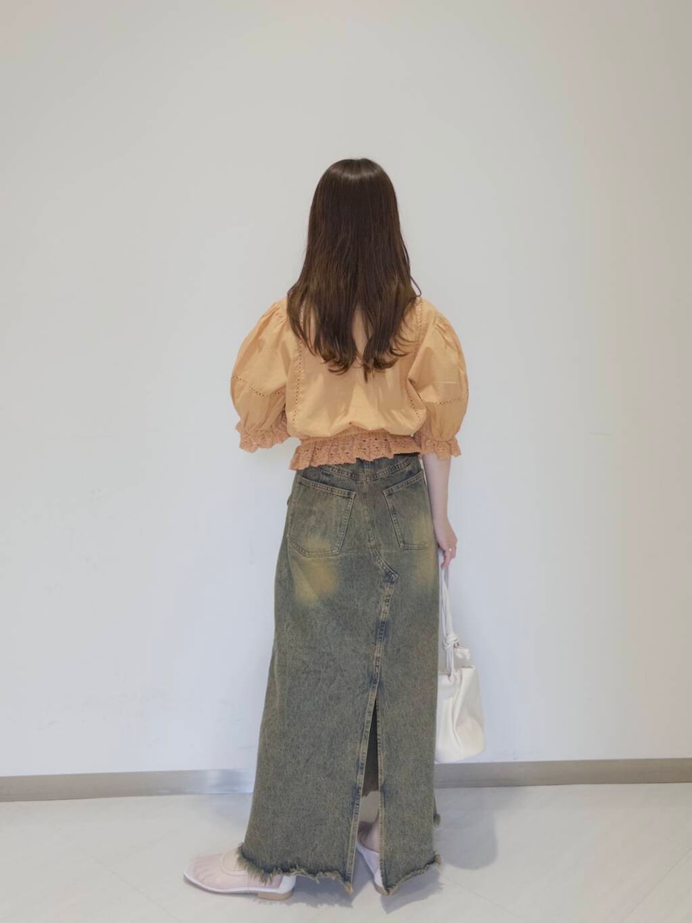 「KBF、春コーデ、newarrival、デニムコーデ、休日スタイル、低身長コーデ、お出かけコーデ、おでかけコーデ、旅行コーデ、春カラーコーデ、初夏のお出かけコーデ」｜「SMELLYのパール2セットネックレス（ネックレス、ゴールド系）」を使った、さやかさん（レディース・152cm）の春コーディネートの3枚目の写真