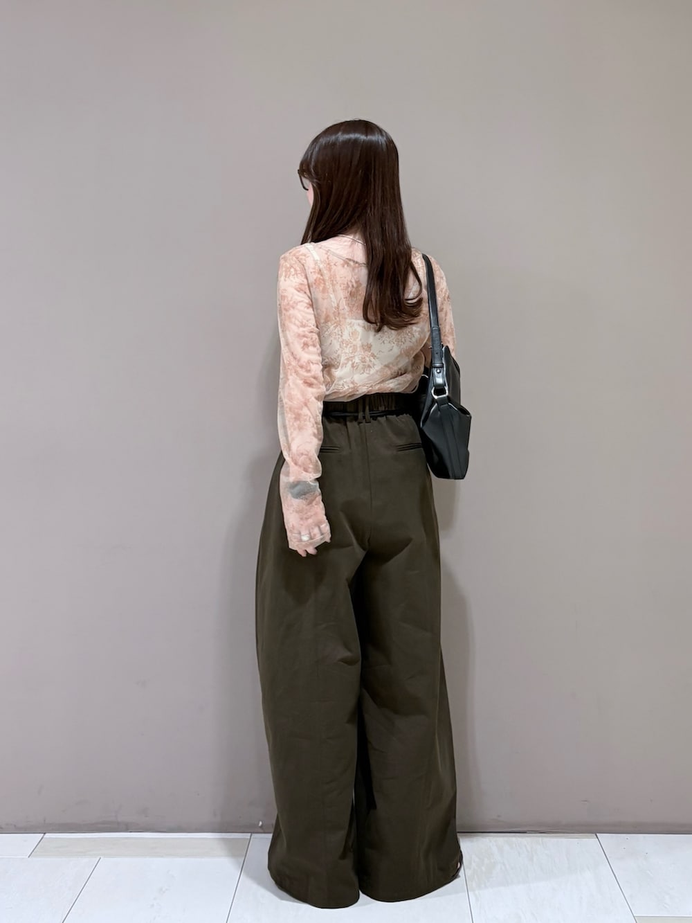 ブラウン系のサンダル、ブラウン系のその他パンツ、ブラック系のショルダーバッグを着用したレディースの夏コーディネートの3枚目の写真