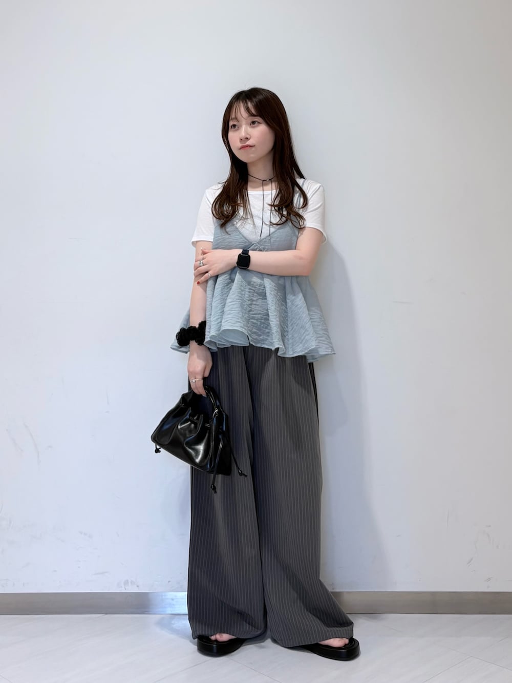 ホワイト系のTシャツ/カットソー、ブルー系のその他トップス、ブラック系のサンダルを着用したレディースの夏コーディネートの4枚目の写真