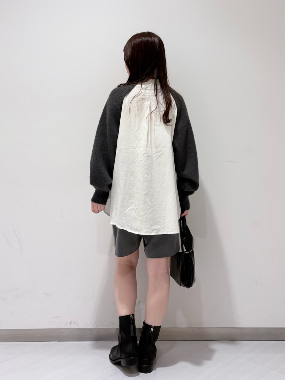 グリーン系のシャツ/ブラウス、グレー系のその他パンツ、ブラック系のブーツを着用したレディースの秋コーディネートの2枚目の写真